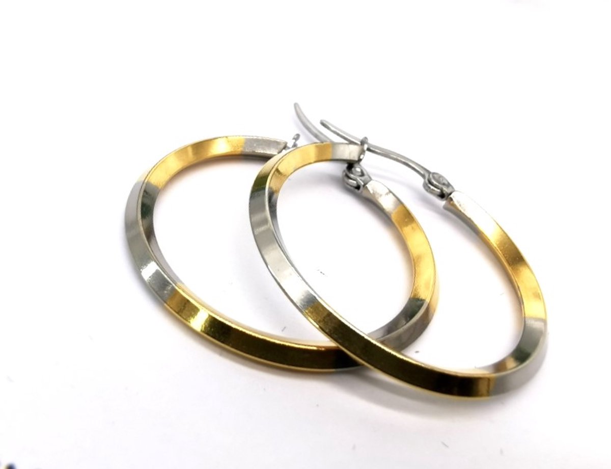 Oorbellen - roestvrij staal (stainless steel) - strakke hoekige duo kleur oorrring bestaan uit een stijlvolle combinatie van kleuren: matgrijze/zilverkleurige, Goud. Franse sluiting – Buitenmaat 30mm – Binnenmaat 25mm – Dikte 2.5mm