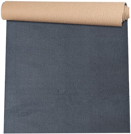 Antracietkleurige badmat, half opgerold, met beige geribbelde onderkant.