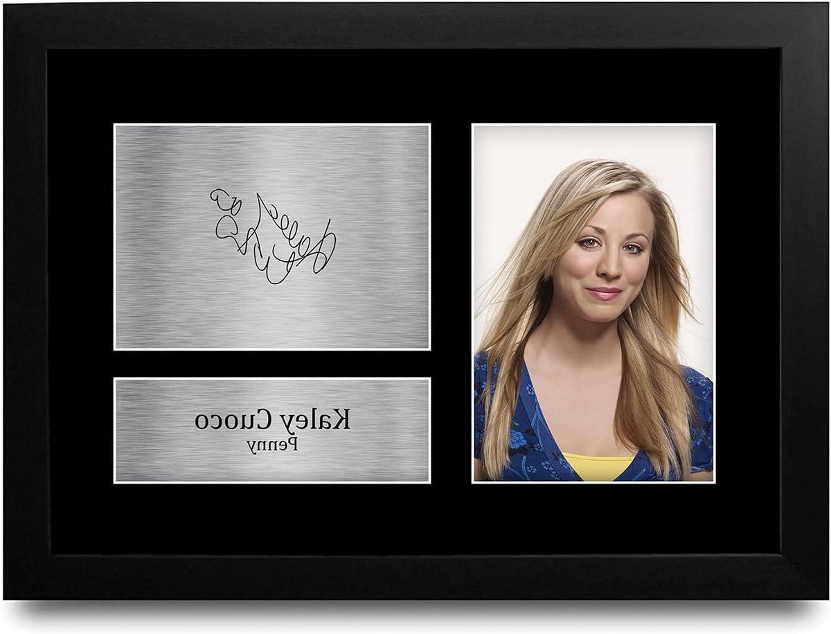 TV Show Foto - Gesigneerde Poster - Fan Cadeau - Gedrukte Handtekening Replica - A4 Ingelijst - Zwart