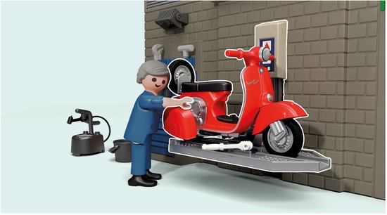 Playmobil werkplaats met rode Vespa scooter op een lift en monteur in blauw uniform.