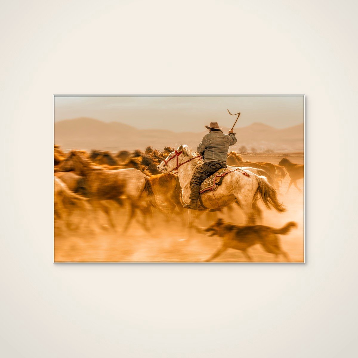 Akoestisch schilderij - 120 x 80 cm - Dusty Horse Herding van Mustafa öztürk - Dieren wanddecoratie - wit textielframe