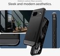 Zwarte Spigen case voor Google Pixel 8a met carbon accenten, gestreept patroon en een vrouw in kantoor.
