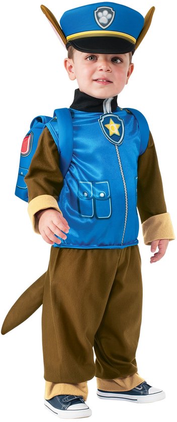 Jongen in Chase Paw Patrol-kostuum met blauw uniform, bruine broek, pet met oren, rugzak en staart.