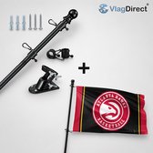 Zwarte vlaggenstok met houder en Atlanta Hawks vlag met rode en gele strepen. "ATLANTA HAWKS BASKETBALL" is zichtbaar op de vlag.