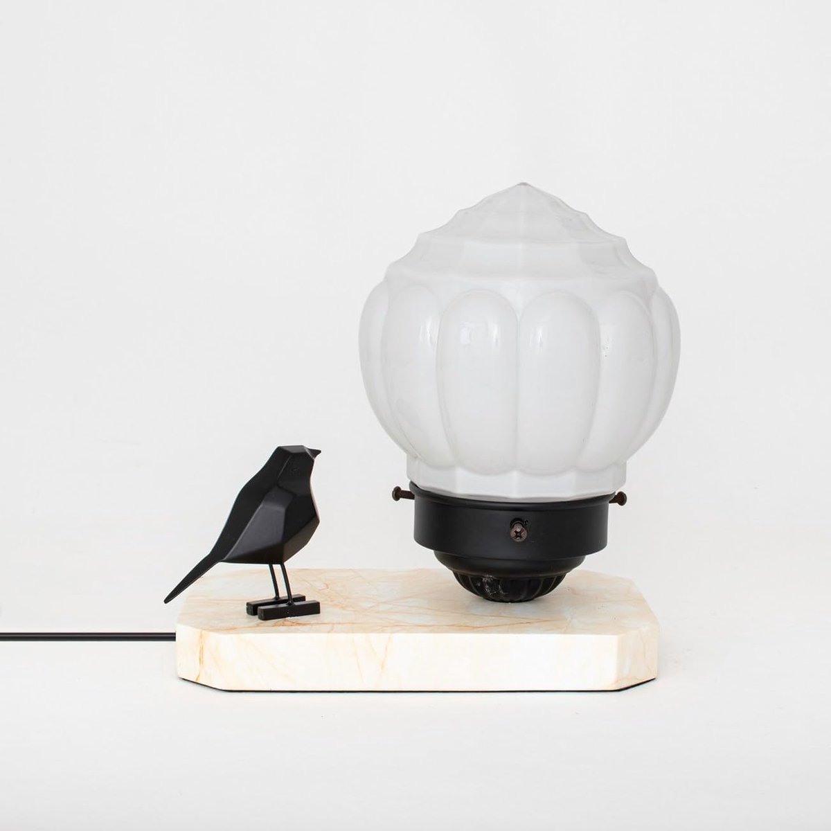 Tafellamp sculptuur Ballade van een Vogel - bronzen vogel met glaskap - stijlvolle decoratie - ideaal als bedlampje - ShopVlot