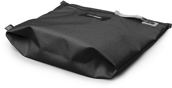 Zwarte Pacsafe tas, gesloten, van textiel met rits.