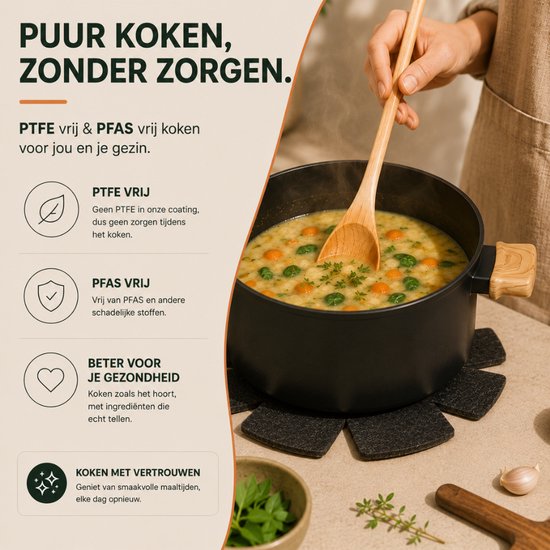 Zwarte kookpot met houten handvat, gevuld met soep. Een vrouw roert met een houten lepel. Tekst over PTFE & PFAS vrij.