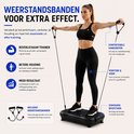 Vrouw met weerstandsbanden die om haar polsen zitten, staat op een zwarte trilplaat. De banden lopen naar een handvat.