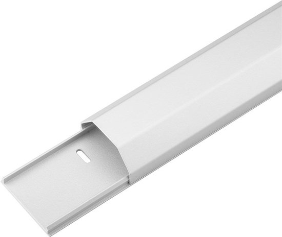 Witte, opengewerkte kabelgoot, close-up.