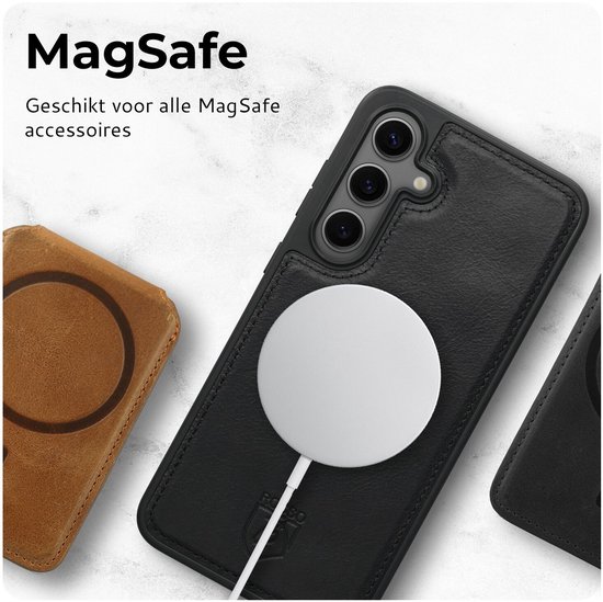 Zwart telefoonhoesje met MagSafe lader, dat compatibel is met MagSafe accessoires.