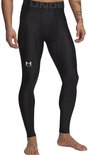 Zwarte Under Armour legging voor heren, van voren gezien. Met wit Under Armour logo op het linkerbeen en de tekst 'UNDER ARMOUR' op de tailleband.