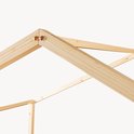 Connexion d'angle détaillée du lit maison en bois avec des vis.