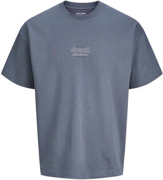 Blauw T-shirt met opdruk op de borst: 'Apparel, Essentials Made To Last, Established in Nineteen Ninety, Scandinavian Appeal'.