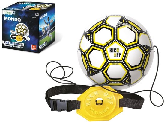 Wit voetbal met zwarte en gele lijnen op de panelen. Een gele trainingsschijf met 'KICK OFF TRAINING' is verbonden met een band. Doos op de achtergrond.