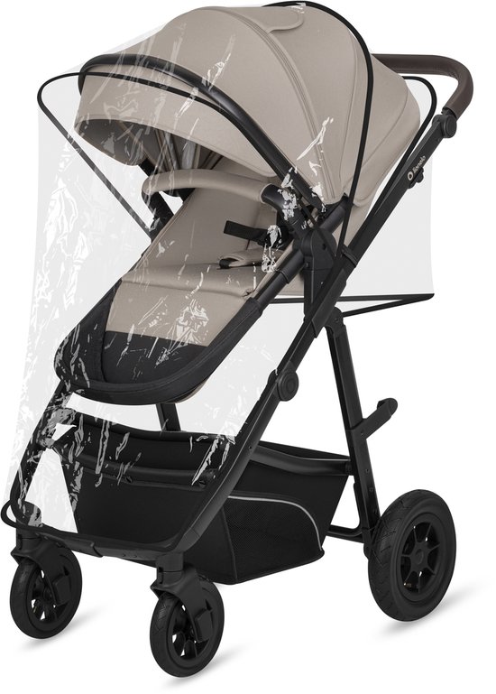 Beige kinderwagen met een transparante regenhoes, bruine duwstang en zwarte wielen.
