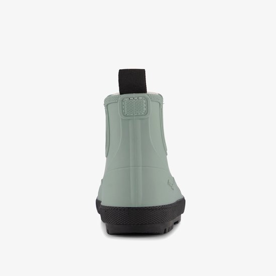 Achterkant van een groene regenlaars met zwarte zool en lus aan de achterkant.