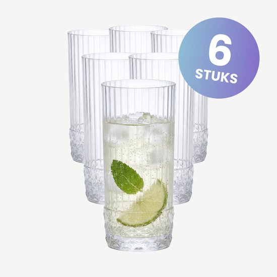 Set van 6 doorzichtige longdrinkglazen met verticale ribbels en een decoratieve bodem. Eén glas is gevuld met een drankje, ijs, munt en limoen.