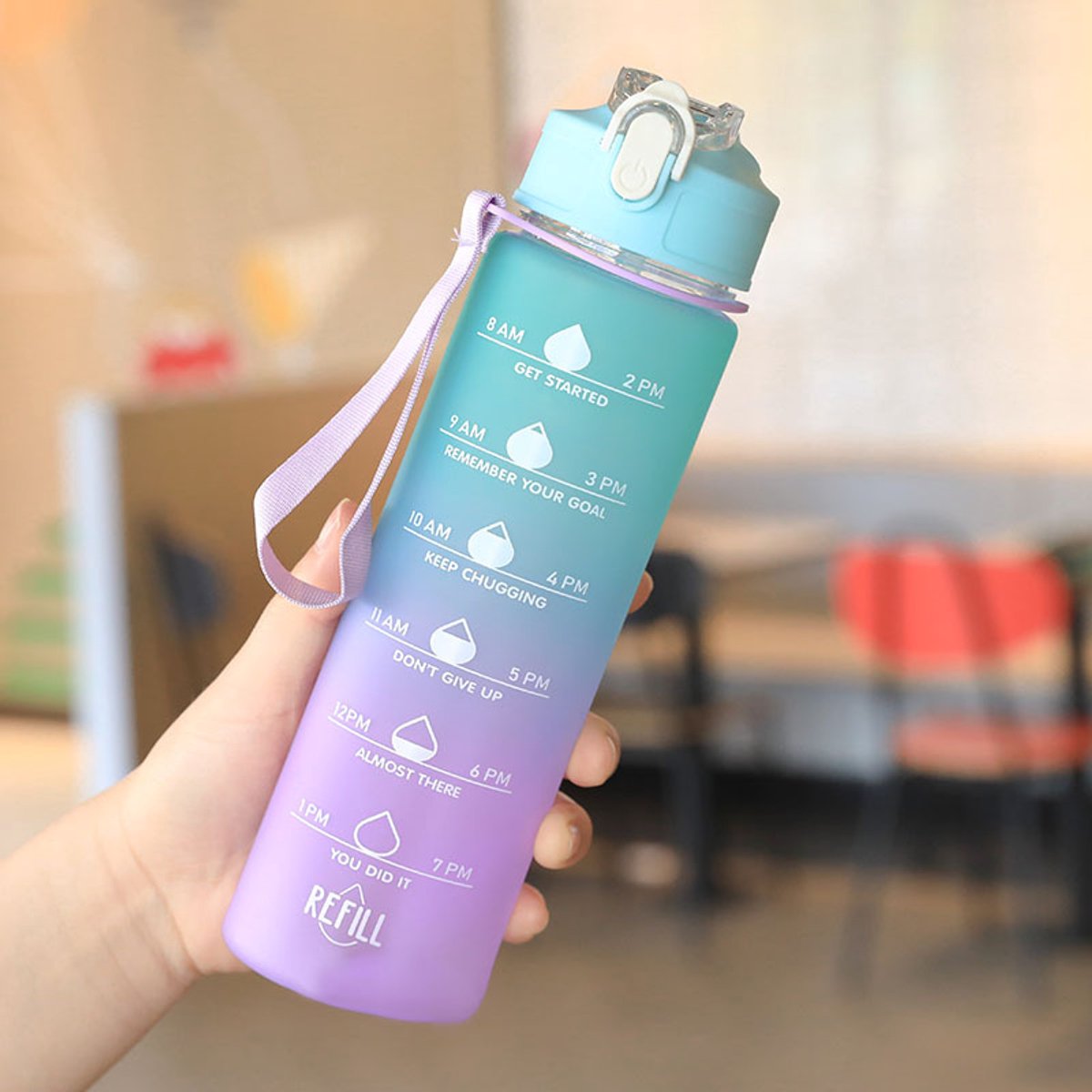 Deze waterfles van 750 ml heeft een drinktijdindicator en een rietje een handvat en is lekvrij BPA-vrij en vrij van giftige stoffen Zo blijf je gehydrateerd tijdens je sportsessies en andere buitenactiviteiten 6,5 x 24,5 cm groen met kleurverloop