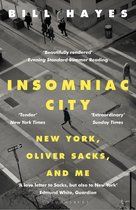 Boek kaft met de titel 'Insomniac City', Bill Hayes, in gele letters op een zwart-wit foto van een straat in New York.
