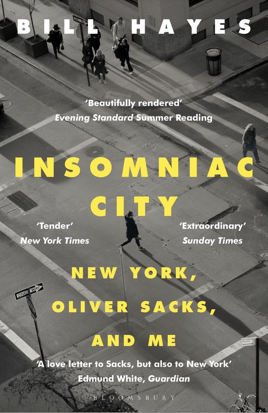 Boek kaft met de titel 'Insomniac City', Bill Hayes, in gele letters op een zwart-wit foto van een straat in New York.