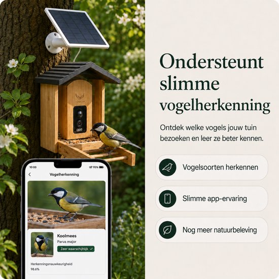 Vogelhuisje van bamboe met camera, een koolmees zit op de ladder. Telefoon toont vogelherkenning van koolmees.