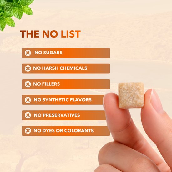 Vinger die een stukje Apollo Remineralizing Gum vasthoudt met de tekst 'The No List' erachter.