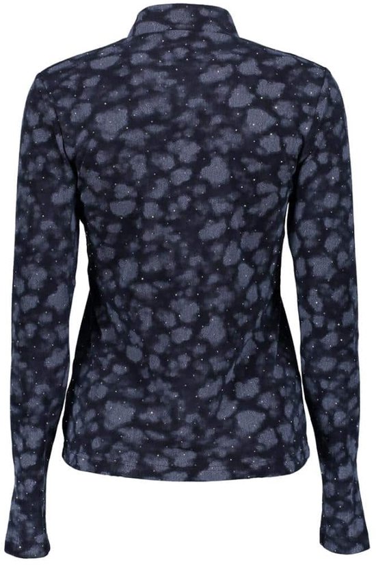 Achterkant van een donkerblauwe top met lange mouwen, opstaande kraag, abstracte grijze print en subtiele witte stippen.