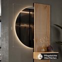 Halfronde spiegel (100x50cm) met LED-verlichting en houten lamellenwand, met tekst 'Pflegeleichte Oberflächen'.