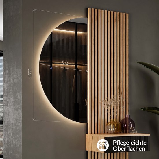 Halfronde spiegel (100x50cm) met LED-verlichting en houten lamellenwand, met tekst 'Pflegeleichte Oberflächen'.