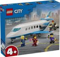 LEGO City 60492 Passagierstoestel speelgoeddoos met vliegtuig, figuren en bagage-karretje.