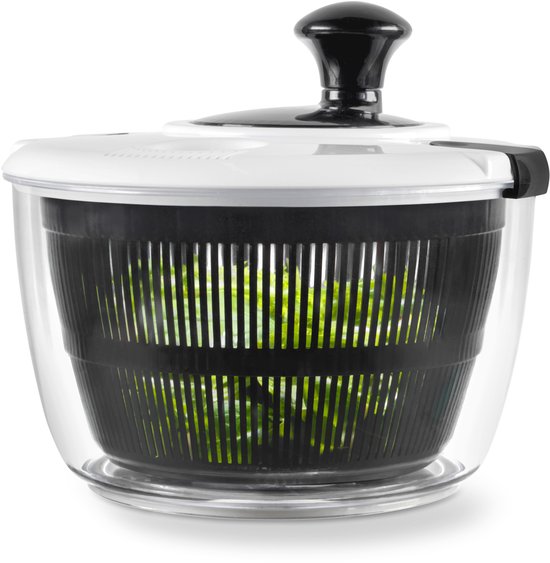 Saladespinner met transparante buitenkom en zwart geperforeerd binnenwerk gevuld met sla.