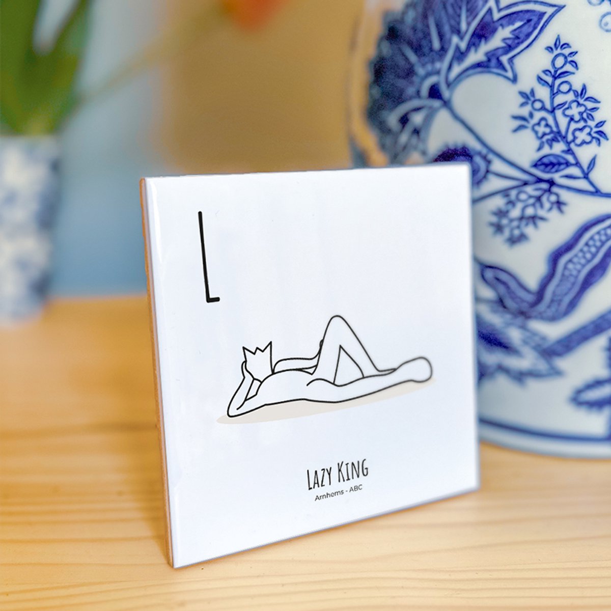 Lazy King - ABC tegeltje Arnhem - Keramiek met Handgetekende Illustratie - Wanddecoratie - Woondecoratie - Relatiegeschenk - Souvenir - 10,8 x 10,8 cm