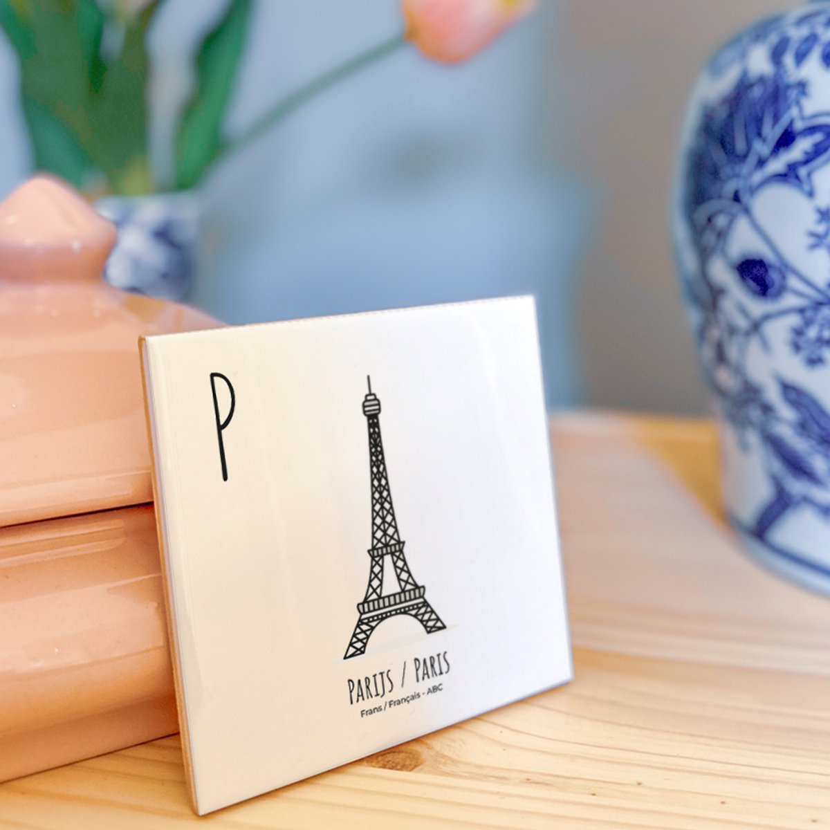 Parijs / Paris - ABC tegeltje Frankrijk-France - Keramiek met Handgetekende Illustratie - Wanddecoratie - Woondecoratie - Relatiegeschenk - Souvenir - 10,8 x 10,8 cm