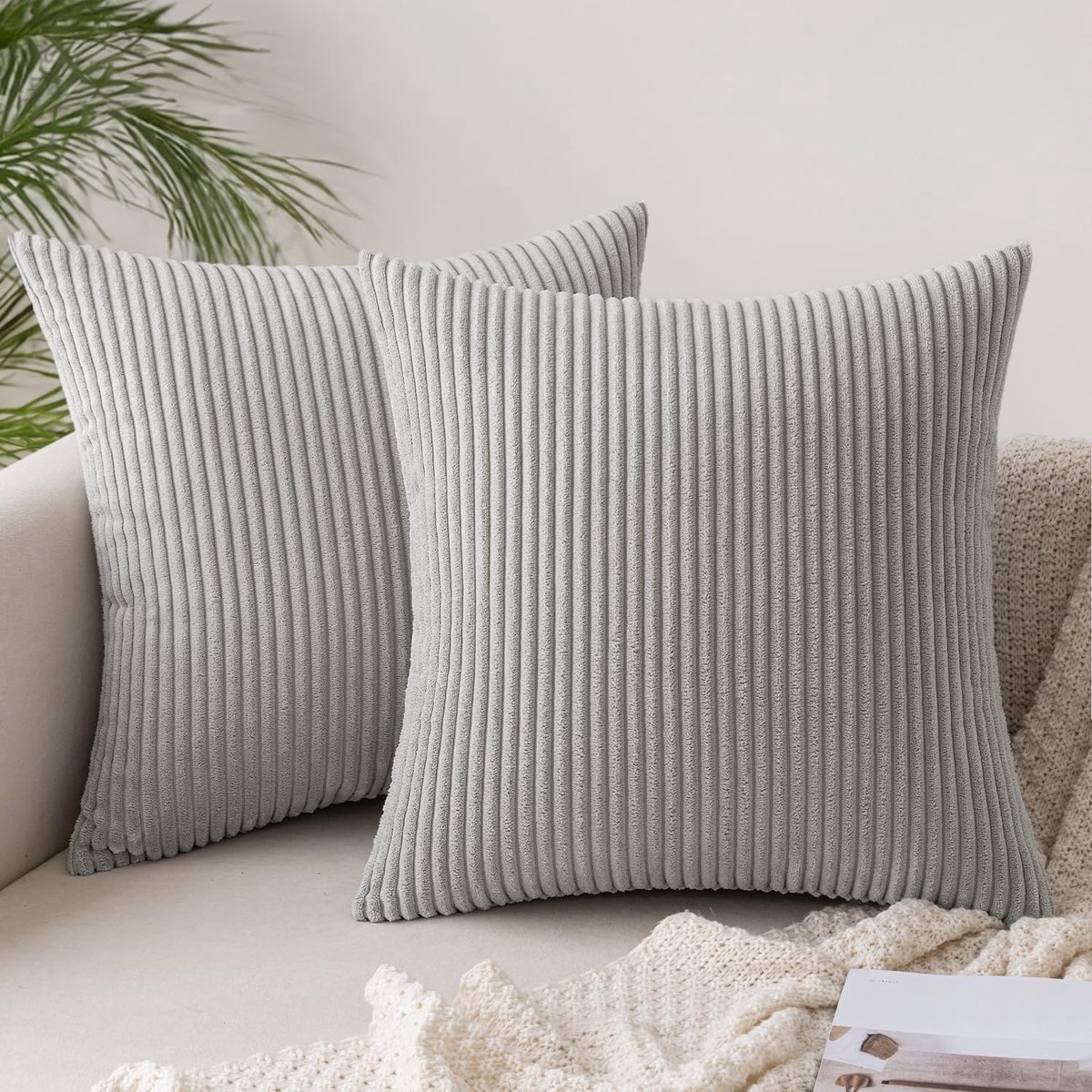 Omgoods - Set van 2 Corduroy Kussenhoezen Lichtgrijs 50x50 cm - Zacht Gestreepte Decoratie