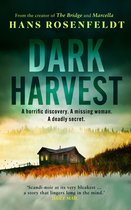 Boek 'Dark Harvest' van Hans Rosenfeldt met een mistig landschap en een huis.