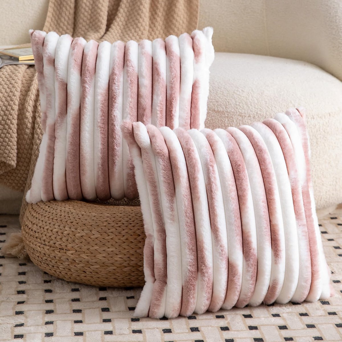 SnelShoppen - Set van 2 Faux Wol Pluche Decoratieve Kussenhoezen 50x50cm Fluffy Zachte Kussenhoes voor Sofa en Slaapkamer - Roze-Wit