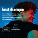 Een man met krullend haar, dichtbij gefotografeerd, met rode en groene verlichting. "Feest als een pro"