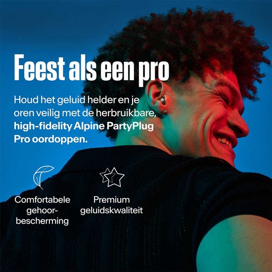 Een man met krullend haar, dichtbij gefotografeerd, met rode en groene verlichting. "Feest als een pro"