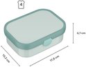Boîte à pain bleu clair avec bordure verte et logo Mepal. Dimensions 17,8 x 13,2 x 6,1 cm.