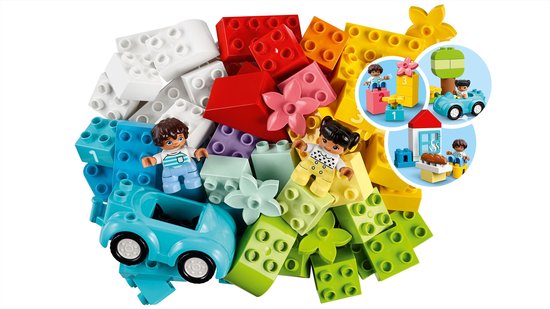 Een kleurrijke verzameling LEGO DUPLO stenen, inclusief een blauwe auto, twee poppetjes, bloemen en een huisje.