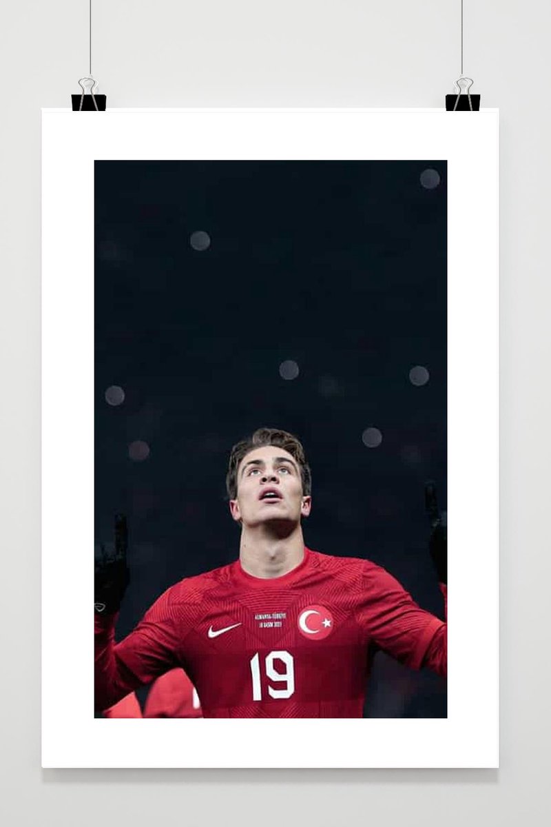 Kenan Yıldız Poster - Voetbal - Juventus - Sport - Atleet - Turkije - Turks nationaal team - posters - formaat 30x40cm - Wanddecoratie - BXS3126 - Met Witte Rand - passe-partouts stijl
