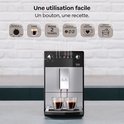 Volautomatische espressomachine met chrome uitloop, die twee koppen koffie zet, met pictogrammen voor instellingen.