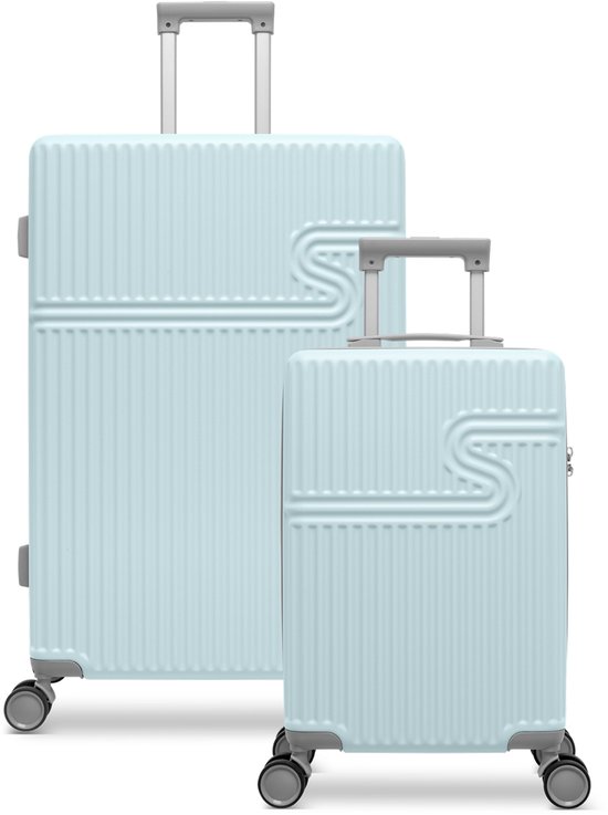 Twee lichtblauwe koffers, handbagage en ruimbagage, op witte achtergrond.