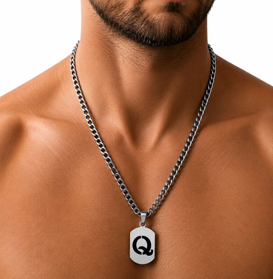 Close-up van een man die een zilverkleurige schakelketting met een rechthoekige hanger met de letter Q draagt.