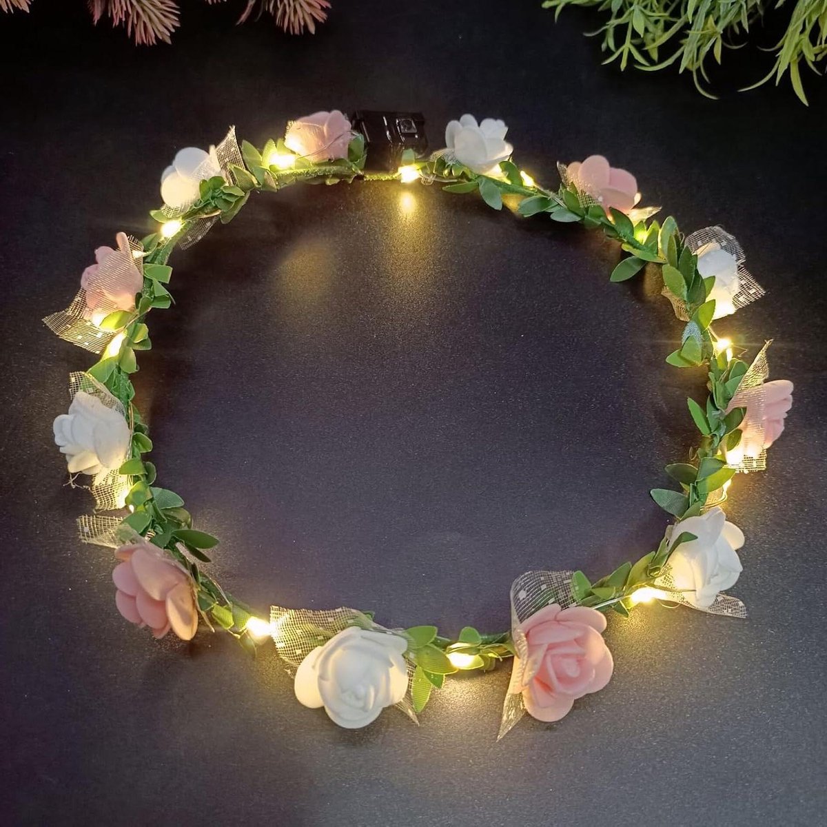 Led Bloemenkroon - Verlichte Hoofdband - Feestelijke Accessoires - Drie Lichtstanden - 60 cm Lengte - Roze