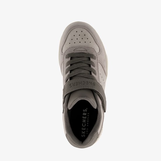 Bovenaanzicht van een paar taupe Skechers sneakers, met suède en leren details en klittenbandsluiting.