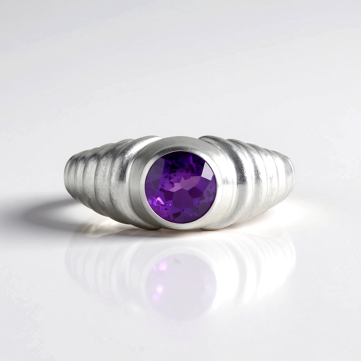 Cavill - Zilveren ring 925 Sterling Platina Geplateerd met 1,13 ct Ronde Marokkaanse Amethist - Elegante Robuuste ring met geribbeld detail