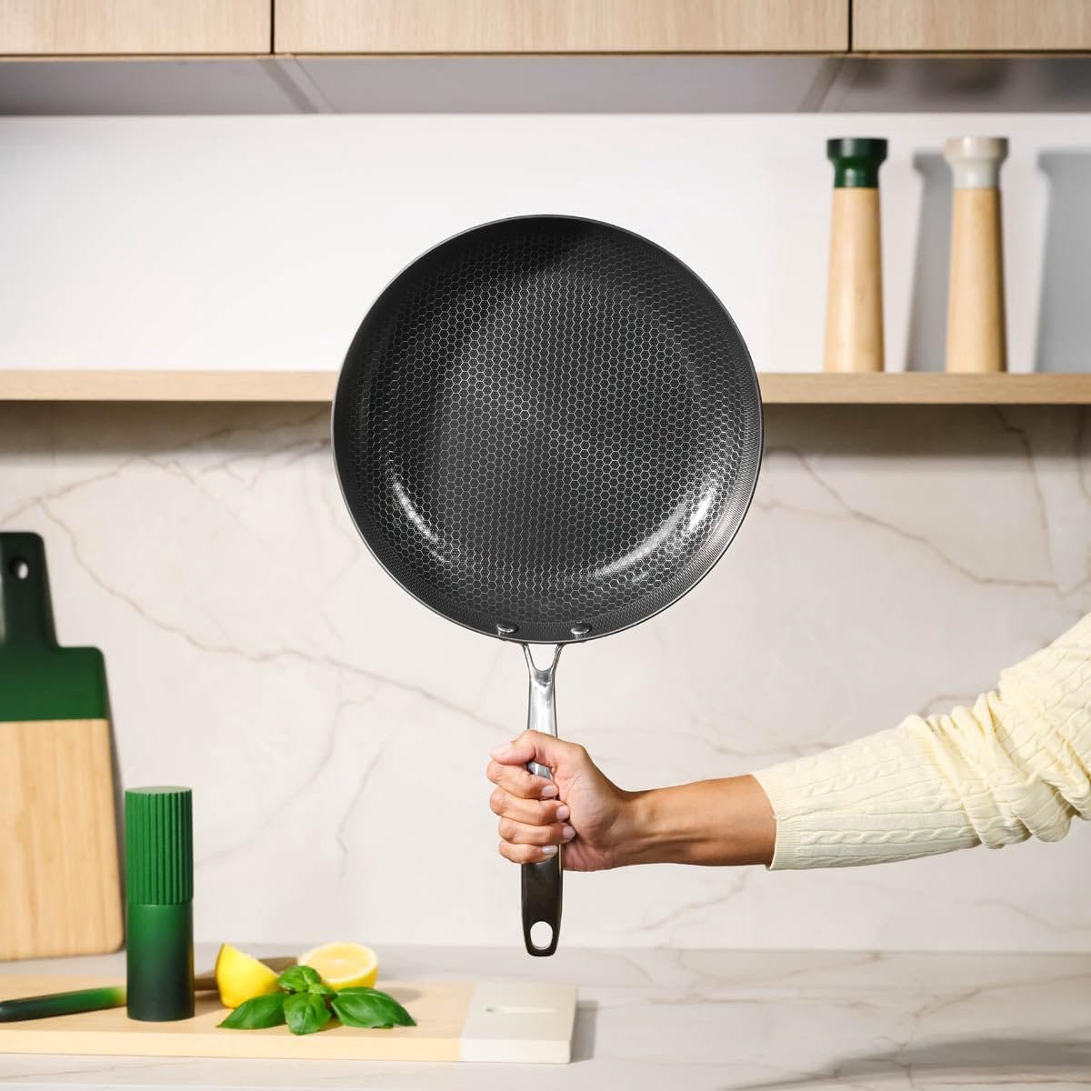 & Pan - Honey Koekenpan 24 cm -Geschikt voor alle warmtebronnen, inclusief inductie – PFAS-vrij- Honinggraat 3-Ply -Vaatwasserbestendig -Roestvrij staal- Cool Touch Handvat -RVS