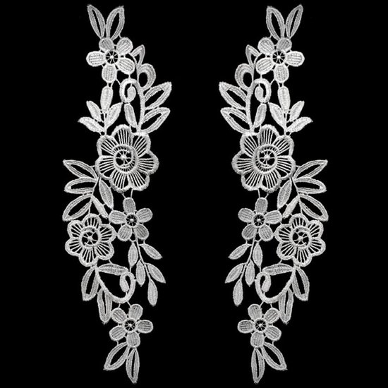 Twee witte kanten applicaties met bloemen en bladeren, gespiegeld.