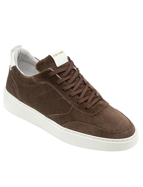 Bruine suède Rehab sneakers met witte zool en veters. Witte hiel met logo.